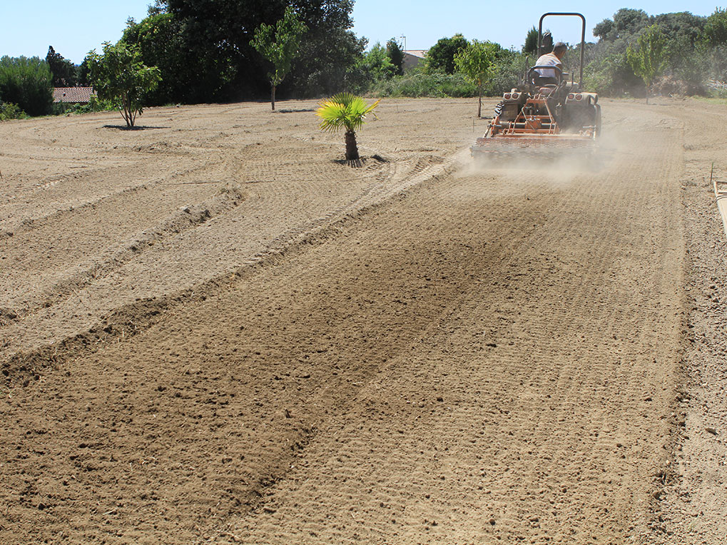 Préparation du terrain en amont d'une pose de pelouse