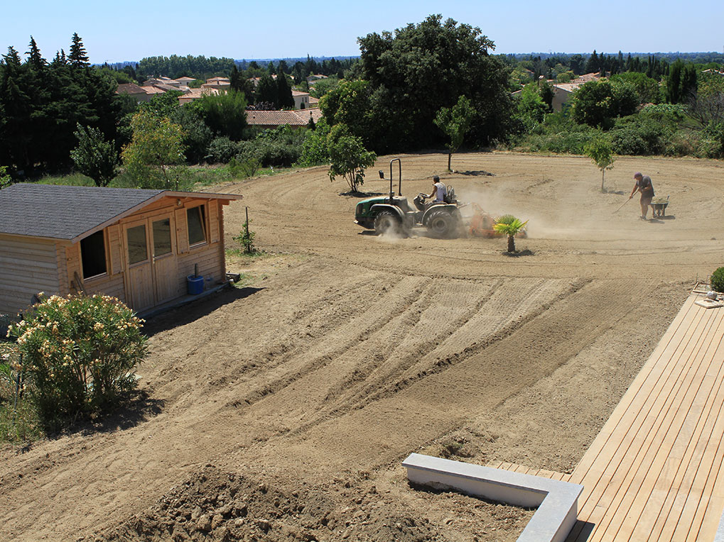 Préparation du terrain en amont d'une pose de pelouse