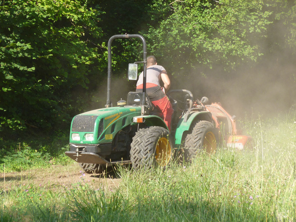 Tracteur équipé de broyeur à marteau pour le débroussaillage au Château de la Barben 