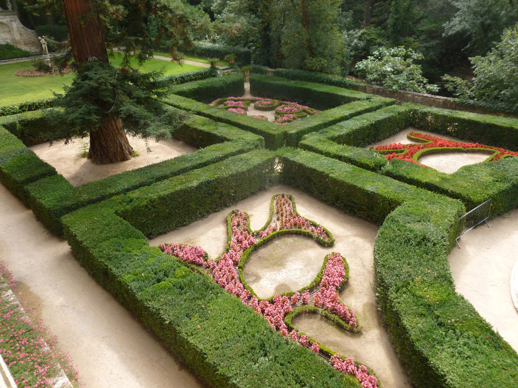 taille des haies au parc du chateau de la barben 