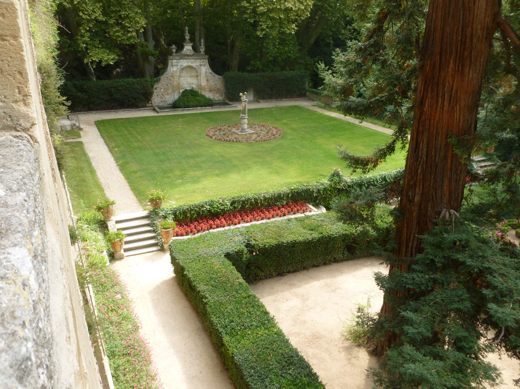 jardin tonte, taille, plantation de fleur et d'arbuste au chateau de la barben 