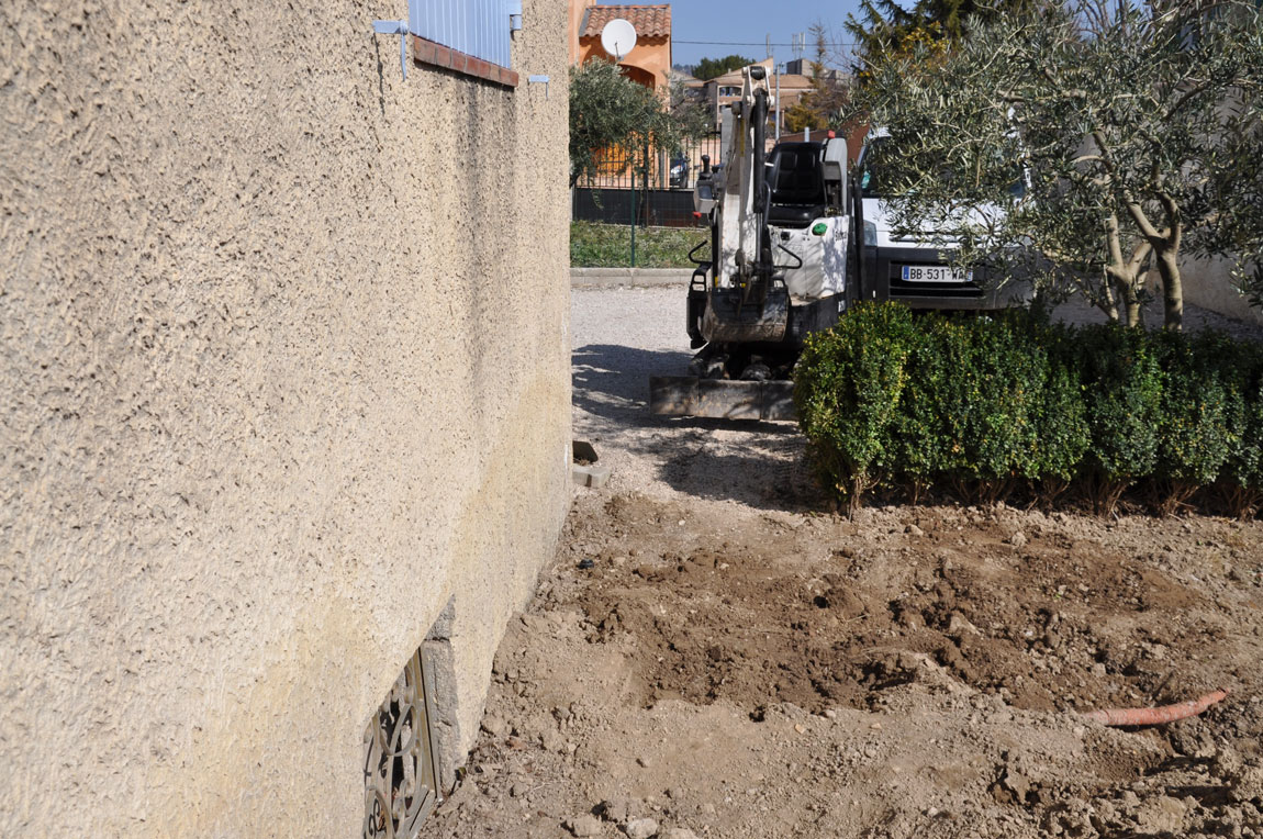 Création de jardin avec arrosage intégré et pose de gazon en rouleau